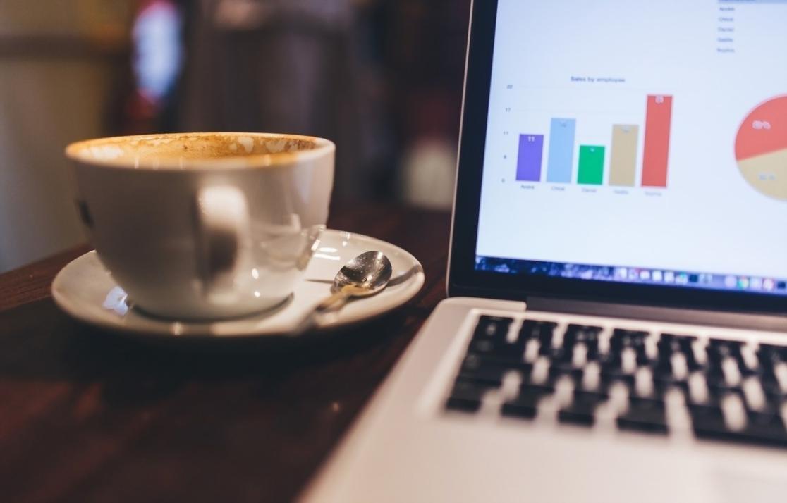 Instruktor analysiert Website-Crawling-Daten während einer Session